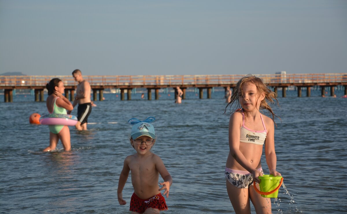 Анапа 1 июля. Анапа для детей. Анапа городской пляж. Отдыхающие на пляже Анапы. Море в Анапе сейчас.